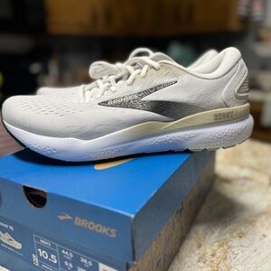 New in Box Men’s Brooks Shoes Size 10.5 White Ghost 16